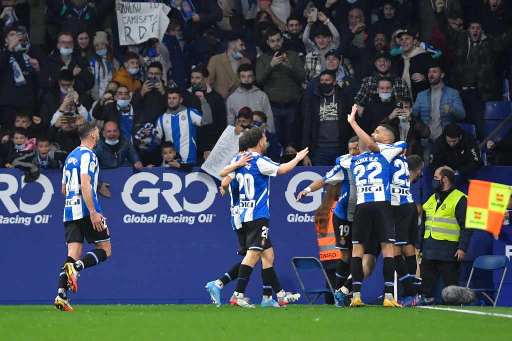 Namun, Espanyol bangkit dan membalikkan skor berkat gol Sergi Darder di medit ke-40 dan Raul de Tomas di menit ke-64. 