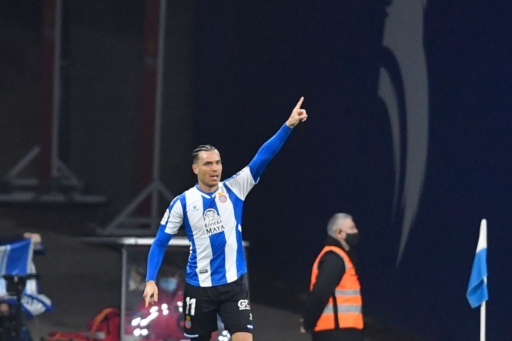 Raul de Tomas melakukan selebrasi usai mencetak gol ke gawang Barcelona.