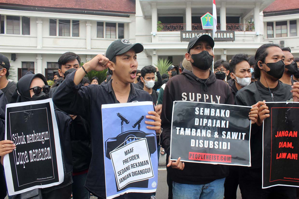 Warga Desa Wadas protes keras terhadap pembangunan Bendungan Bener. Warga Wadas khawatir pembangunan Bendungan pada akhirnya akan mematikan sumber air yang selama ini menjadi penopang kehidupannya.