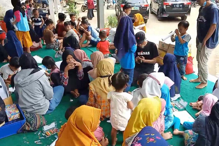 Kegiatan yang diberikan kepada anak-anak antara lain menggambar yang indah, bernyanyi dan sebagainya.