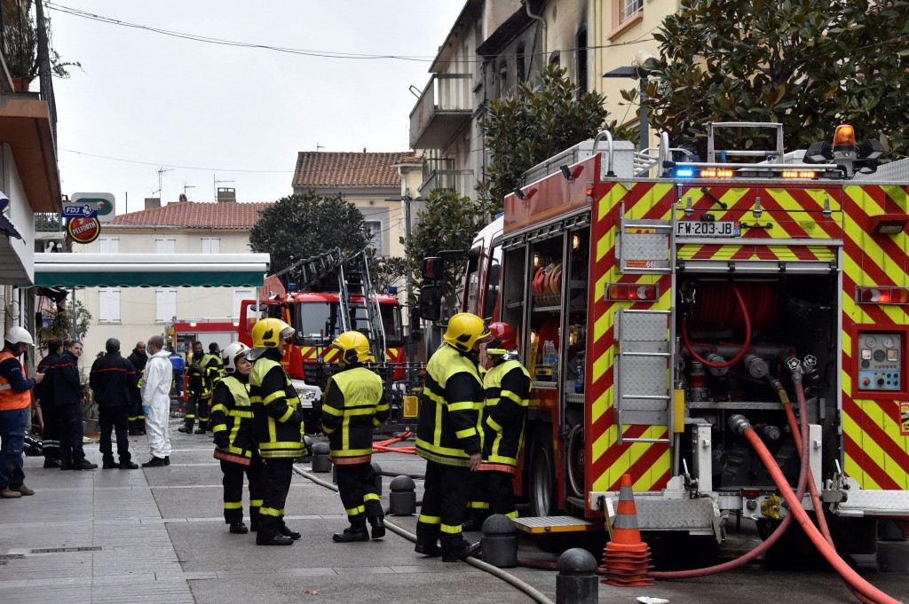 Lebih dari 85 petugas pemadam kebakaran dikerahkan untuk memadamkan api. 