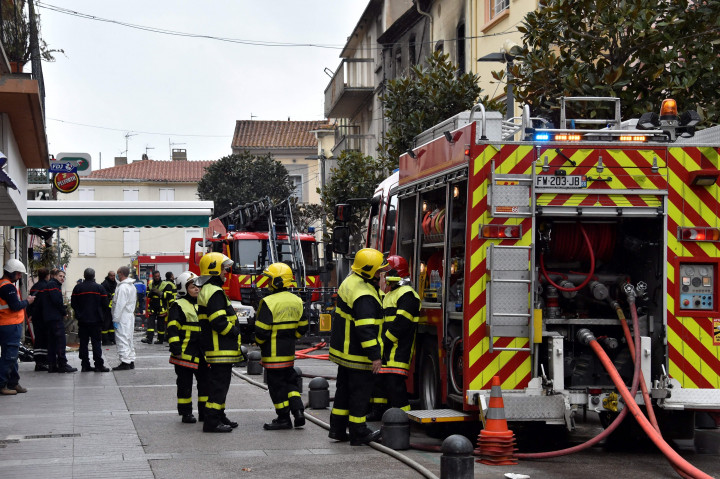 Lebih dari 85 petugas pemadam kebakaran dikerahkan untuk memadamkan api. 