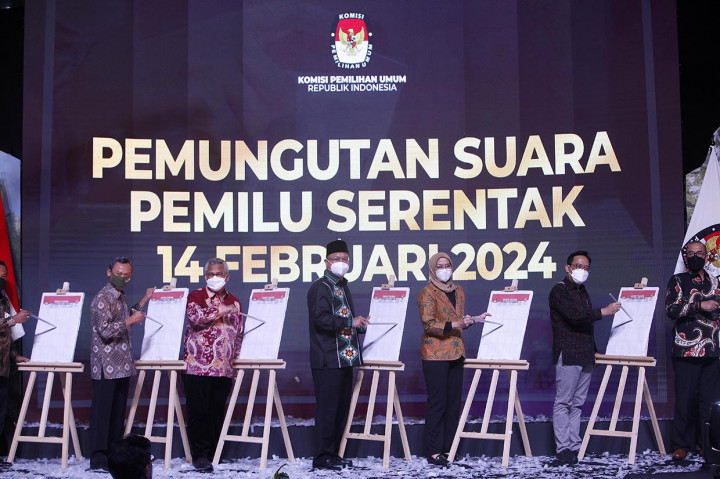 Ketua Komisi Pemilihan Umum (KPU) Ilham Saputra (tengah) bersama perwakilan partai politik peserta pemilu saat hadir dalam peluncuran hari pemilu serentak 2024 yang djuga dihadiri para perwakilan partai politik peserta pemilu di Gedung KPU, Imam Bonjol, Jakarta, Senin, 14 Februari 2022, malam. 