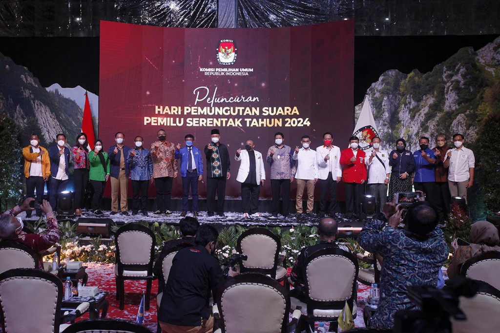 Ketua Komisi Pemilihan Umum (KPU) Ilham Saputra (tengah) bersama perwakilan partai politik peserta pemilu saat hadir dalam peluncuran hari pemilu serentak 2024 yang djuga dihadiri para perwakilan partai politik peserta pemilu di Gedung KPU, Imam Bonjol, Jakarta, Senin, 14 Februari 2022.