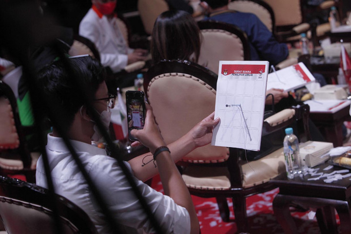 Perwakilan partai politik peserta pemilu mencoblos model surat suara dalam peluncuran hari pemilu serentak 2024 di Gedung KPU, Imam Bonjol, Jakarta, Senin, 14 Februari 2022.