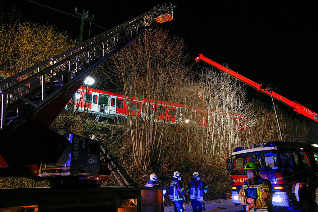 Kecelakaan itu terjadi di dekat stasiun kereta api perkotaan S-Bahn di Ebenhausen-Schaeftlarn, barat daya Munich, dengan dua kereta komuter tampaknya saling menabrak satu sama lain pada satu jalur rel.