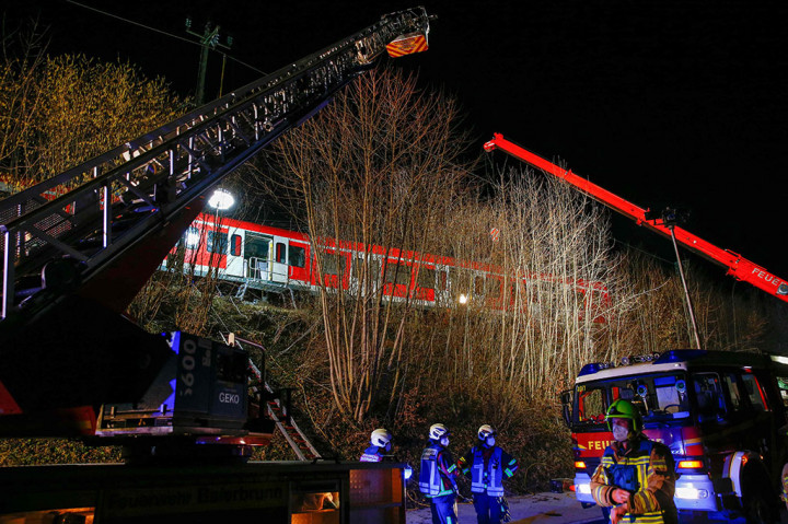 Kecelakaan itu terjadi di dekat stasiun kereta api perkotaan S-Bahn di Ebenhausen-Schaeftlarn, barat daya Munich, dengan dua kereta komuter tampaknya saling menabrak satu sama lain pada satu jalur rel.