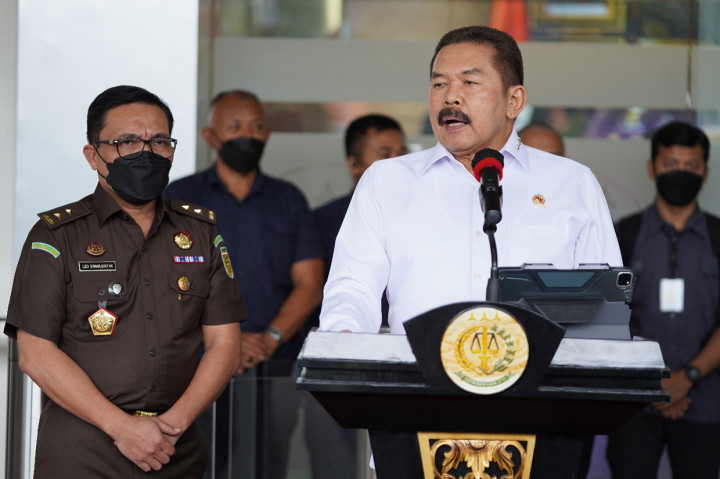 Burhanuddin menegaskan, sesuai dengan pasal 39 UU No 31 tahun 1999 tentang pemberantasan tindak pidana korupsi, Jaksa Agung mengkordinasikan dan mengendalikan penyidikan dan penuntutan tindak pidana korupsi yang dilakukan bersama-sama oleh orang yang tunduk pada peradilan umum dan peradilan militer.