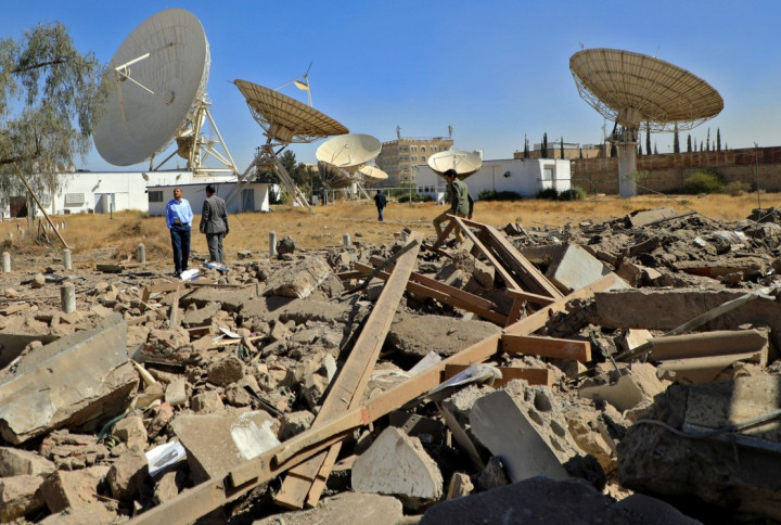 Koalisi pimpinan Arab Saudi yang bertempur di Yaman menghancurkan sebuah sistem telekomunikasi Houthi yang digunakan untuk mengendalikan pesawat nirawak atau drone, Senin, 14 Februari 2022.