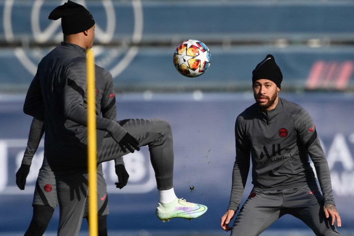 Pemain PSG Kylian Mbappe (kiri) dan Neymar menghadiri sesi latihan di tempat tempat latihan klub Camp des Loges di Saint-Germain-enLaye pada 14 Februari 2022.
