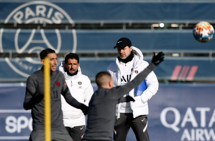 Pelatih Paris Saint-Germain, Mauricio Pochettino, melihat para pemainnya selama sesi latihan di tempat latihan klub Camp des Loges di Saint-Germain-enLaye pada 14 Februari 2022.