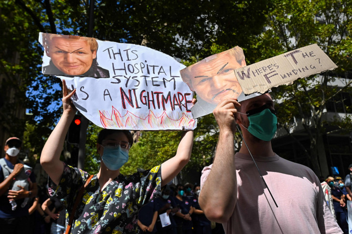 Dalam aksinya, para tenaga kesehatan itu memprotes soal gaji dan kondisi kerja selama pandemi.