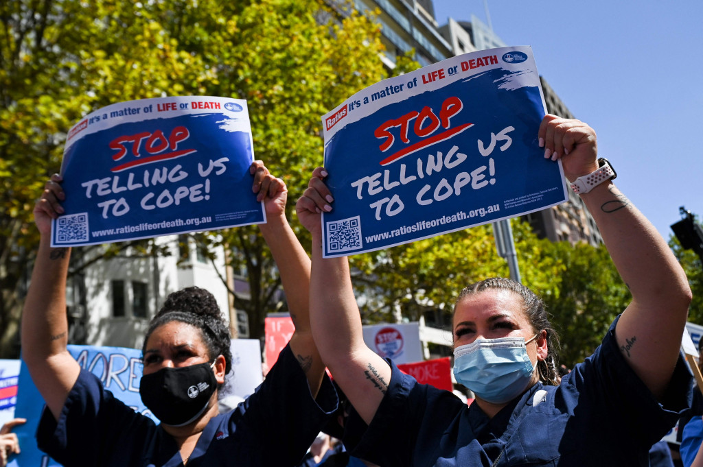 Mereka tampak membawa beragam spanduk dan poster berisi aspirasi mereka. 