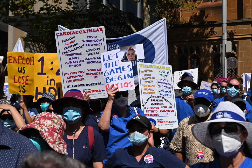 Ribuan perawat dan bidan menggelar aksi unjuk rasa di kawasan Gedung Parlemen New South Wales agar aspirasi mereka didengar oleh para anggota parlemen.