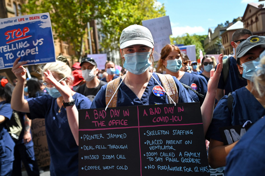 Salah satu hal yang disuarakan oleh ribuan perawat dan bidan yang menggelar aksi unjuk rasa di kawasan Sydney itu terkait dengan gaji dan kondisi kerja selama pandemi.