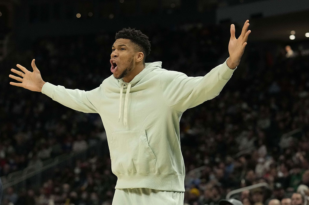 Tampil tanpa diperkuat bintangny Giannis Antetokounmpo,  Milwaukee Bucks takluk 107-122 dari Portland Trail Blazers dalam lanjutan NBA di Fiserv Forum, Wisconsin, Selasa, 15 Februari 2022 WIB.