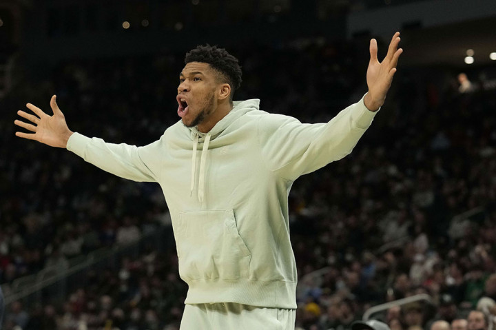 Tampil tanpa diperkuat bintangny Giannis Antetokounmpo,  Milwaukee Bucks takluk 107-122 dari Portland Trail Blazers dalam lanjutan NBA di Fiserv Forum, Wisconsin, Selasa, 15 Februari 2022 WIB.