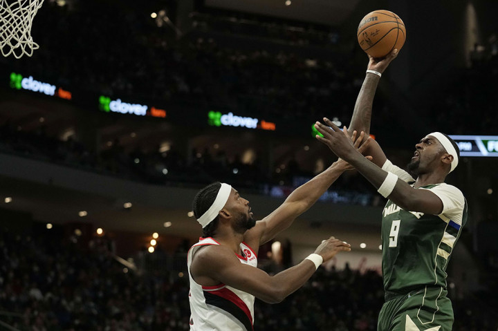 Bobby Portis dan Jordan Nwora masing-masing menambahkan 17 poin, Khris Middleton menyumbang dwiganda 16 poin dan 11 rebound, Grayson Allen mencetak 14 poin dan Lindell Wigginton 11 poin, tapi Bucks harus menelan dua kekalahan beruntun.