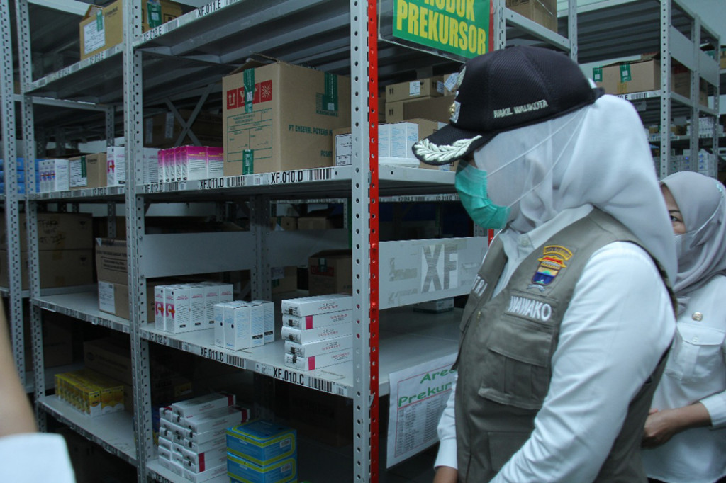 Wakil Wali Kota Palembang Fitrianti Agustinda mengecek ketersediaan pasokan obat terapi Covid-19 di Palembang.