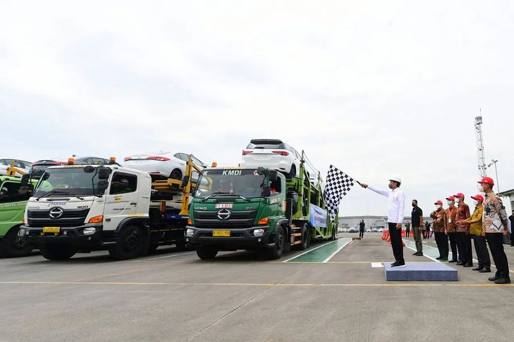 Presiden Joko Widodo (Jokowi) resmi melepas ekspor perdana mobil dari Indonesia ke pasar Australia.