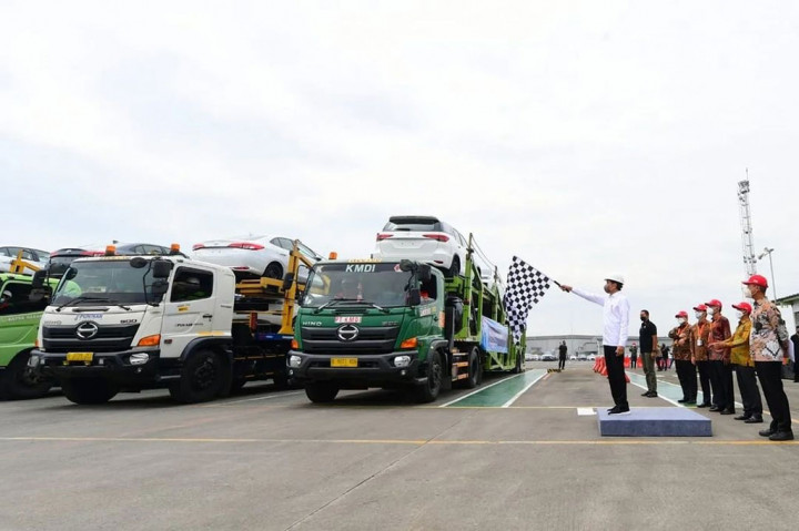 Presiden Joko Widodo (Jokowi) resmi melepas ekspor perdana mobil dari Indonesia ke pasar Australia.