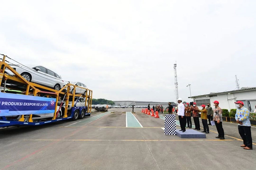 Presiden Jokowi di Karawang, Jawa Barat, Selasa, 15 Februari 2022 mengatakan ekspor perdana mobil dari PT Toyota Motor Manufacturing Indonesia ke Australia ini membuktikan Indonesia telah mengambil peluang untuk membuka pasar baru ekspor.