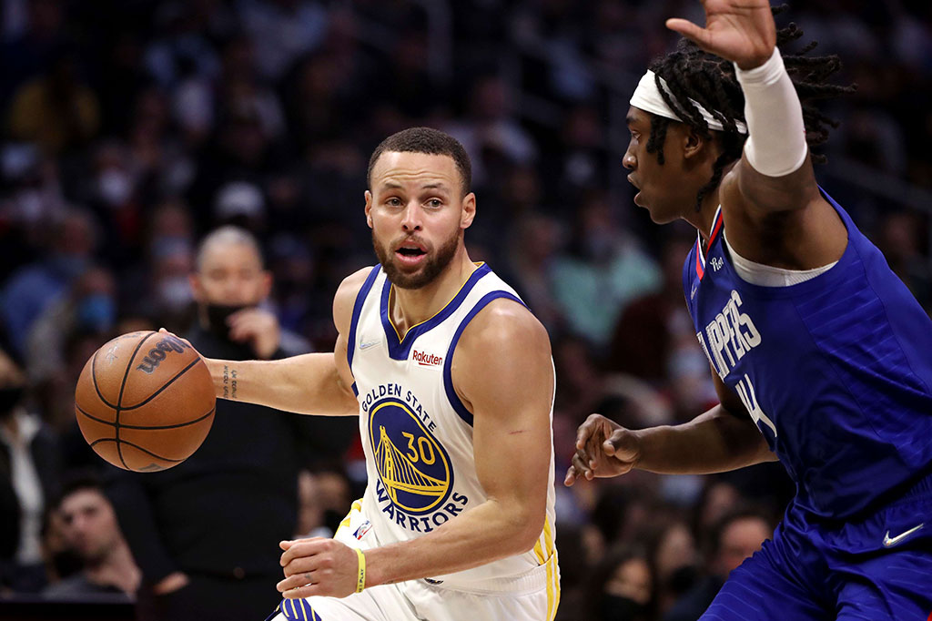 Stephen Curry tetap tampil dominan dengan meraup 33 poin, tapi ia hanya mendapat bantuan masing-masing 13 poin dari Andrew Wiggins dan Jordan Poole. Hasil ini membuat Warriors menelan dua kekalahan tandang beruntun.