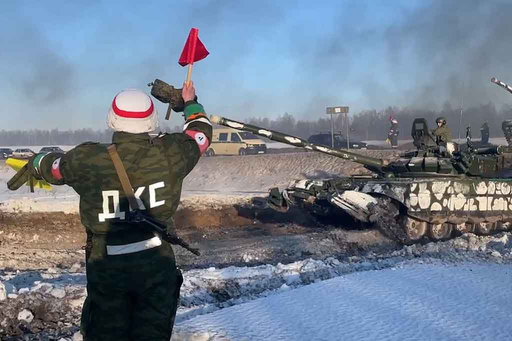 Tank-tank Rusia bersiap kembali ke negaranya setelah latihan gabungan angkatan bersenjata Rusia dan Belarusia sebagai bagian dari inspeksi Pasukan Respons Negara Serikat, di lapangan tembak dekat Brest.  