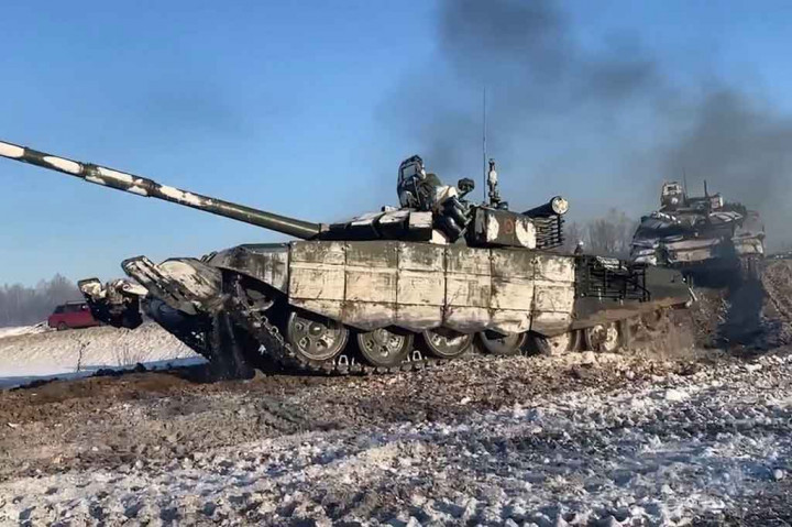 Kantor berita Rusia Interfax yang mengutip Kemenhan menyebutkan bahwa meski latihan besar-besaran di seluruh negeri masih berlangsung, sejumlah pasukan dari distrik militer Selatan dan Barat telah menyelesaikan latihan dan mulai kembali ke pangkalan yang bersebelahan dengan Ukraina.