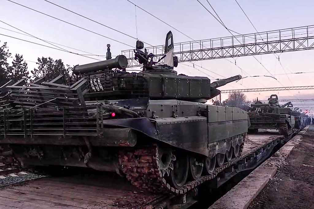 Kabar tersebut kontras dengan peringatan dari Amerika Serikat dan Inggris bahwa Rusia kemungkinan bersiap menyerang Ukraina kapan saja. Menteri Luar Negeri Inggris Liz Truss mengatakan Inggris perlu melihat mobilitas pasukan Rusia dari perbatasan dengan Ukraina untuk meyakini bahwa Moskow tidak berniat menyerbu Ukraina.