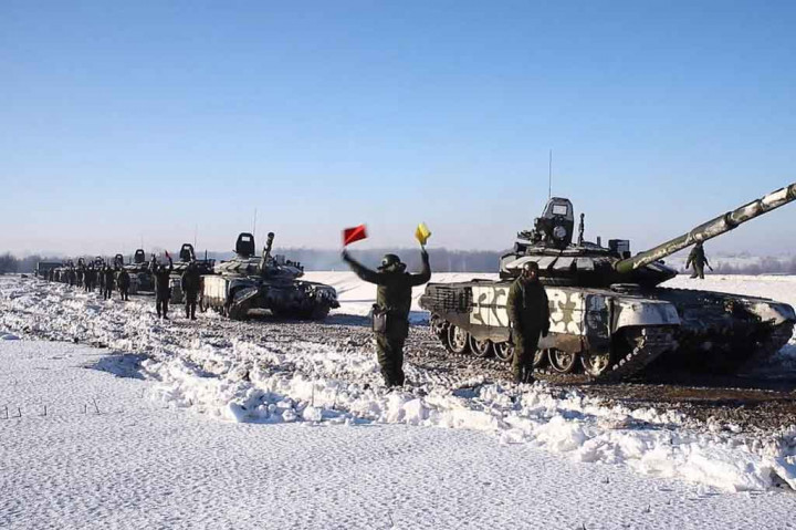 Rekaman video dari Kemenhan dan yang dipublikasi kantor berita RIA memperlihatkan sejumlah tank dan kendaraan lapis baja sedang dimuat ke gerbong kereta. Menurut kementerian, otoritas akan menggunakan truk untuk mengantarkan sejumlah alat berat, sementara pasukan akan berjalan kaki menuju pangkalan mereka.