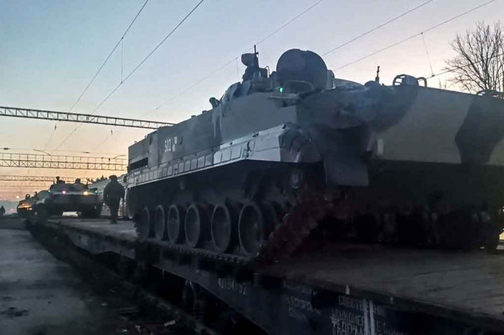 Rusia telah menerjunkan lebih dari 100.000 tentara di dekat perbatasan Ukraina, termasuk kontingen besar untuk latihan gabungan di Belarus sampai 20 Februari, yang berarti bahwa Ukraina hampir dikepung oleh militer Rusia.