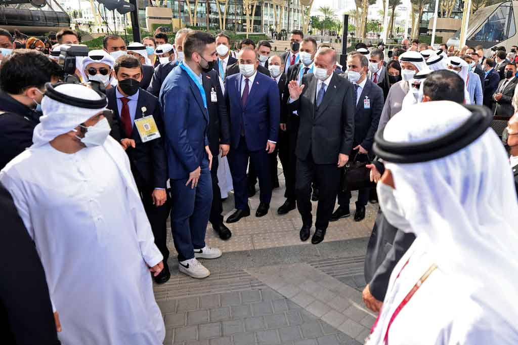 Dia disambut oleh Putra Mahkota Sheikh Mohammed bin Zayed Al-Nahyan, penguasa de facto UEA, di ibu kota Abu Dhabi. Kunjungan Erdogan dilakukan setelah Sheikh Mohammed melakukan perjalanan ke Ankara pada November 2021 dalam kunjungan tingkat tinggi pertama ke Turki sejak 2012.