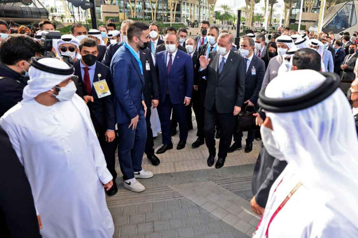 Dia disambut oleh Putra Mahkota Sheikh Mohammed bin Zayed Al-Nahyan, penguasa de facto UEA, di ibu kota Abu Dhabi. Kunjungan Erdogan dilakukan setelah Sheikh Mohammed melakukan perjalanan ke Ankara pada November 2021 dalam kunjungan tingkat tinggi pertama ke Turki sejak 2012.