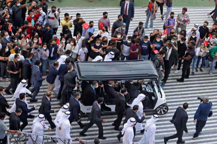 Presiden Turki Recep Tayyip Erdogan pada hari Senin, 14 Februari 2022, mengunjungi Uni Emirat Arab untuk pertama kalinya dalam hampir satu dekade. Kunjungannya tersebut untuk menghidupkan kembali hubungan yang telah lama tegang akibat perselisihan regional.