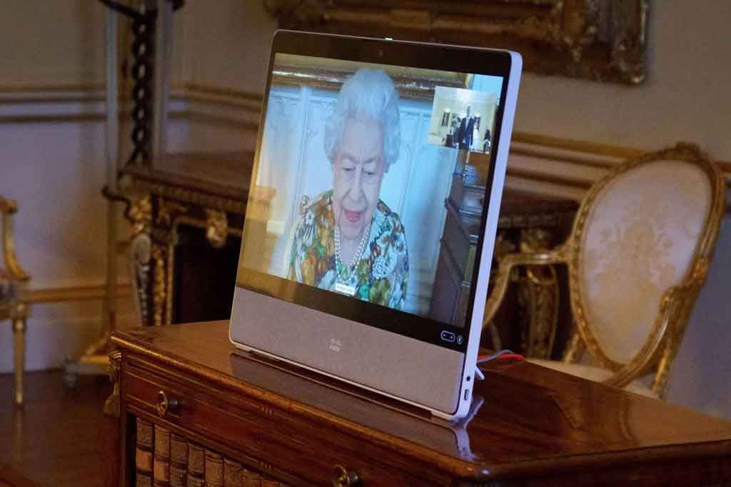 Ratu Elizabeth II muncul di layar melalui tautan video dari Kastil Windsor, selama audiensi virtual untuk menerima Duta Besar Estonia dan Spanyol untuk Inggris, Viljar Lubi, di Istana Buckingham, London pada Selasa, 15 Februari 2022.