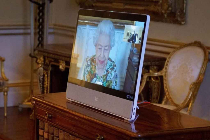 Ratu Elizabeth II muncul di layar melalui tautan video dari Kastil Windsor, selama audiensi virtual untuk menerima Duta Besar Estonia dan Spanyol untuk Inggris, Viljar Lubi, di Istana Buckingham, London pada Selasa, 15 Februari 2022.