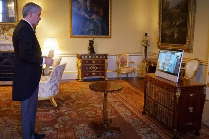 Ratu Elizabeth II kembali ke tugas kerajaan di kediamannya di Kastil Windsor pada hari Selasa, 15 Februari 2022, sejak kekhawatiran muncul bahwa dia bisa tertular virus corona minggu lalu.