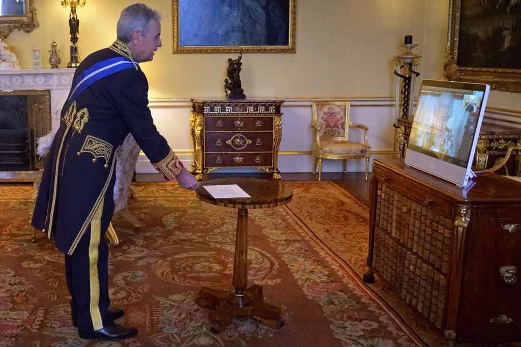 Ketakutan muncul setelah Pangeran Charles, putra tertua dan pewaris takhta, dinyatakan positif Covid-19 untuk kedua kalinya, dua hari setelah bertemu raja berusia 95 tahun itu di Windsor, barat London. Istrinya Camilla, Duchess of Cornwall, juga kemudian dinyatakan positif.