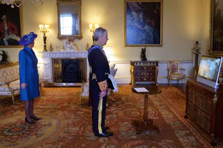 Pada hari Selasa, raja - yang bulan ini menandai 70 tahun takhta - mengadakan dua audiensi virtual dari Windsor, bertemu melalui tautan video dengan duta besar yang baru diangkat dari Estonia dan Spanyol.