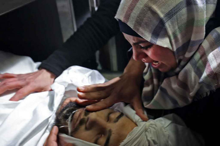 Seorang perempuan menangis histeris usai melihat kerabatnya terbujur kaku di sebuah kamar jenazah di rumah sakit Ramallah, Tepi Barat, Selasa, 15 Februari 2022.