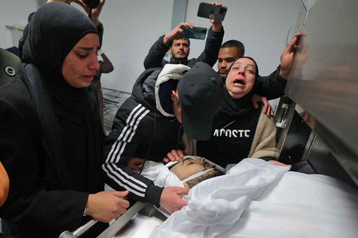 Warga mengidentifikasi korban sebagai Nehad Bargouthi, 19, yang ditembak ketika para pemuda setempat melemparkan batu ke pasukan Israel.