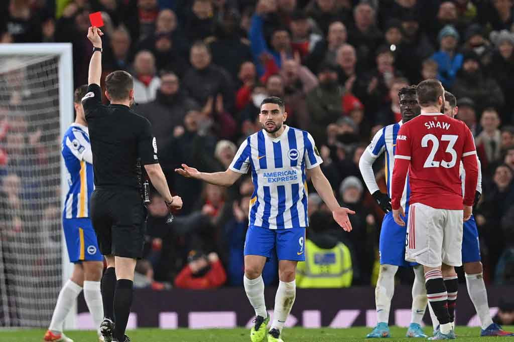 Peluang Brighton menyamakan kedudukan semakin kecil setelah wasit memberikan kartu kuning kepada Lewis Dunk yang menjegal keras Elanga pada menit ke-52. Namun, setelah mengecek VAR, wasit mengubah keputusannya menjadi kartu merah.
