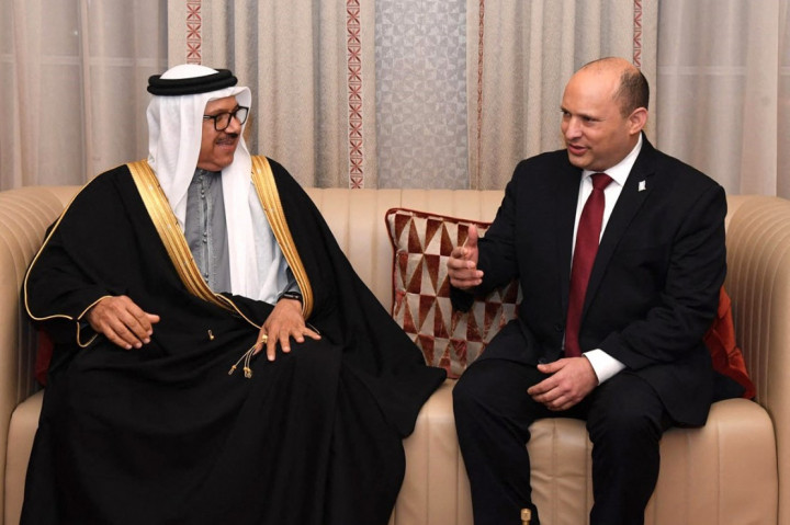 Perdana Menteri Israel Naftali Bennett terbang ke Bahrain untuk kunjungan resmi kenegaraan. Kunjungan itu menjadi sejarah karena pertama kali dilakukan oleh PM Israel.