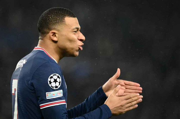 PSG langsung mengontrol jalannya pertandingan sejak awal pertandingan. Pada menit ke-5, Kylian Mbappe menusuk di sisi kiri lalu mengirim umpan yang disambar Angel Di Maria. Namun, tendangannya masih melambung di atas gawang Thibaut Courtois.