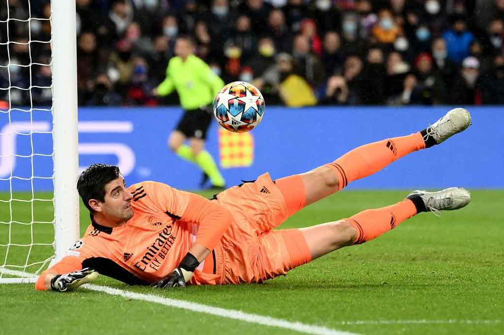 PSG mendapatkan peluang emas pada menit ke-18. Umpan terobosan Nuno Mendes diterima Mbappe yang lolos di sisi kiri di dalam kotak penalti, tetapi sontekannya masih bisa dihalau kaki Courtois. Babak pertama tuntas tanpa gol.