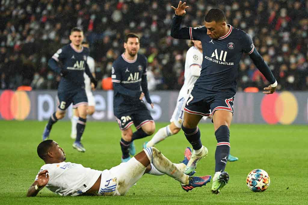 Selepas jeda, PSG langsung mengancam pada menit ke-46. Lewat skema serangan balik, Messi mengirimkan umpan terobosan ke Mbappe di depan kotak penalti. Sayangnya David Alaba bisa memotongnya.