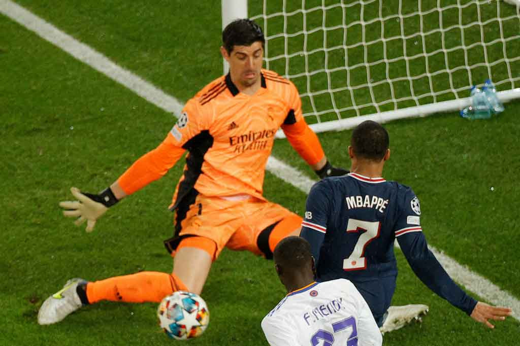 Tiga menit kemudian, PSG kembali mendapatkan peluang emas lewat tendangan Mbappe di depan kotak penalti setelah menerima bola hasil permaian operan cepat. Namun, Courtois melakukan penyelamatan brilian dengan tangan kanannya.