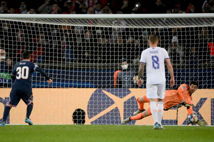 PSG berpeluang besar membuka keunggulan pada menit ke-61. Mbappe dilanggar Dani Carvajal di kotak terlarang. Messi maju sebagai eksekutor, tetapi tendangannya bisa ditebak Courtois. Kedudukan masih 0-0.