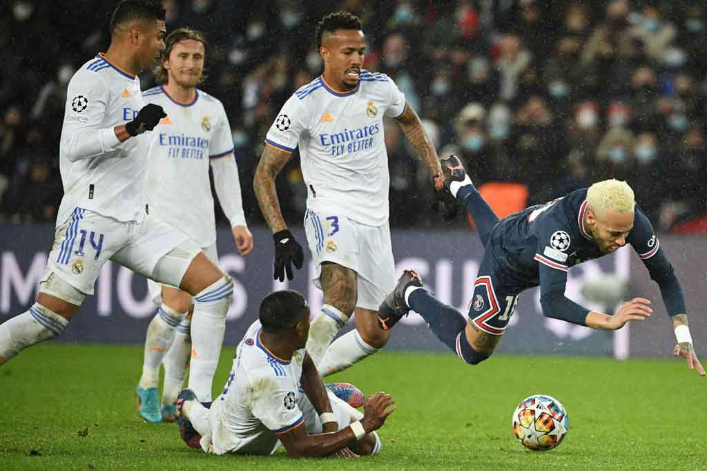 Pemain Brasil itu langsung memberikan ancaman dengan skillnya menggiring bola, yang harus dihentikan dua pemain Madrid hingga menghasilkan tendangan bebas di depak kotak penalti. Messi mengambil tendangan tersebut, tetapi arah bola masih sedikit melebar di kiri gawang Courtois.